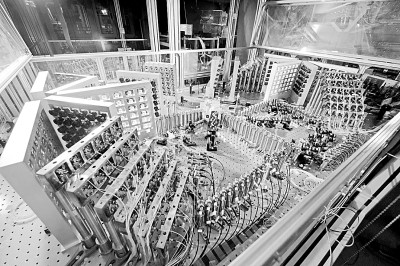 “九章二号”144模式干涉仪（部分）实验照片。中国科学技术大学供图